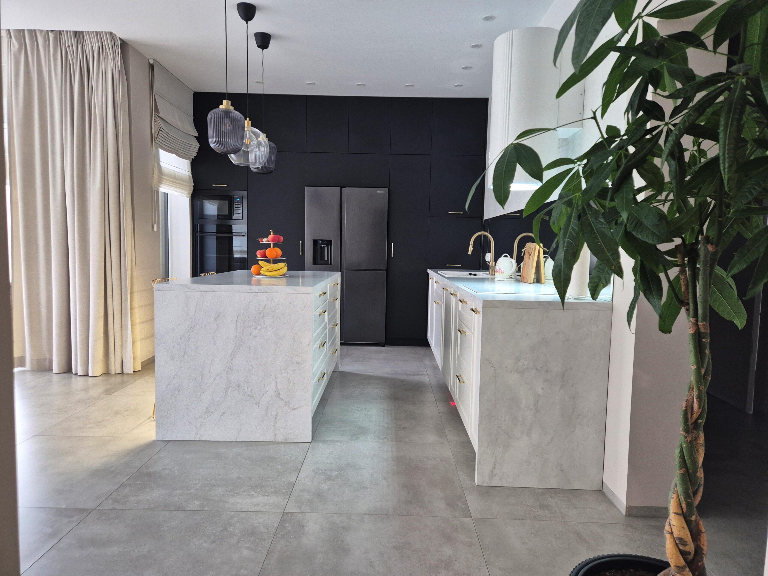 Zabudowy do wnęk i pod skosy: jak wykorzystać „trudne” przestrzenie w mieszkaniu