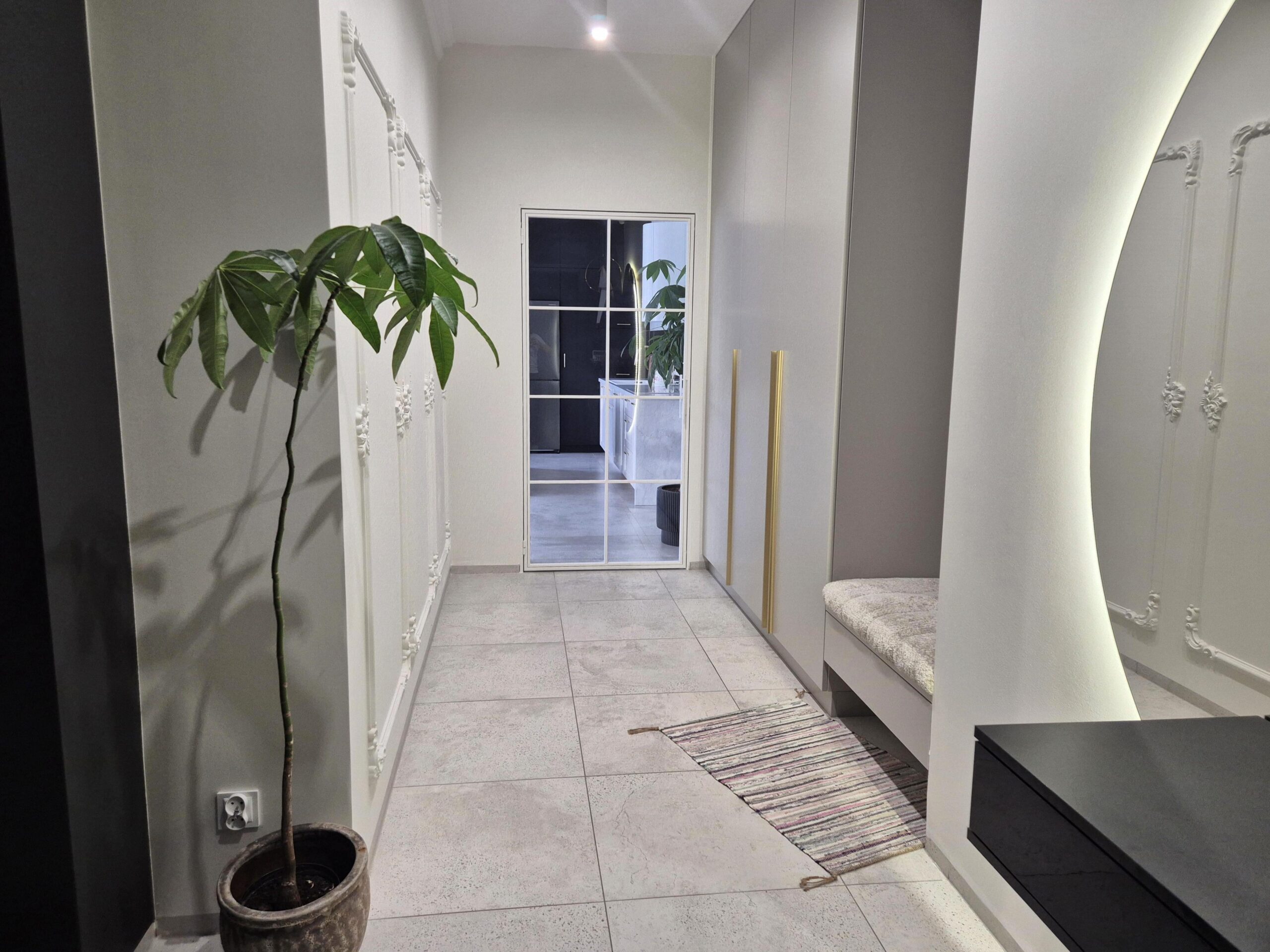 Szafa na wymiar: jak dobrać układ wnętrza, drzwi i osprzęt, żeby działała latami